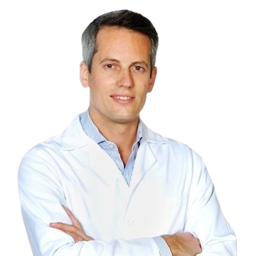 Un hombre con una bata blanca de laboratorio y los brazos cruzados.