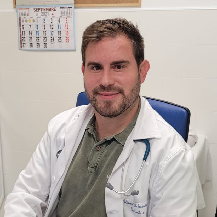 Un hombre con una bata de laboratorio y un estetoscopio alrededor del cuello.