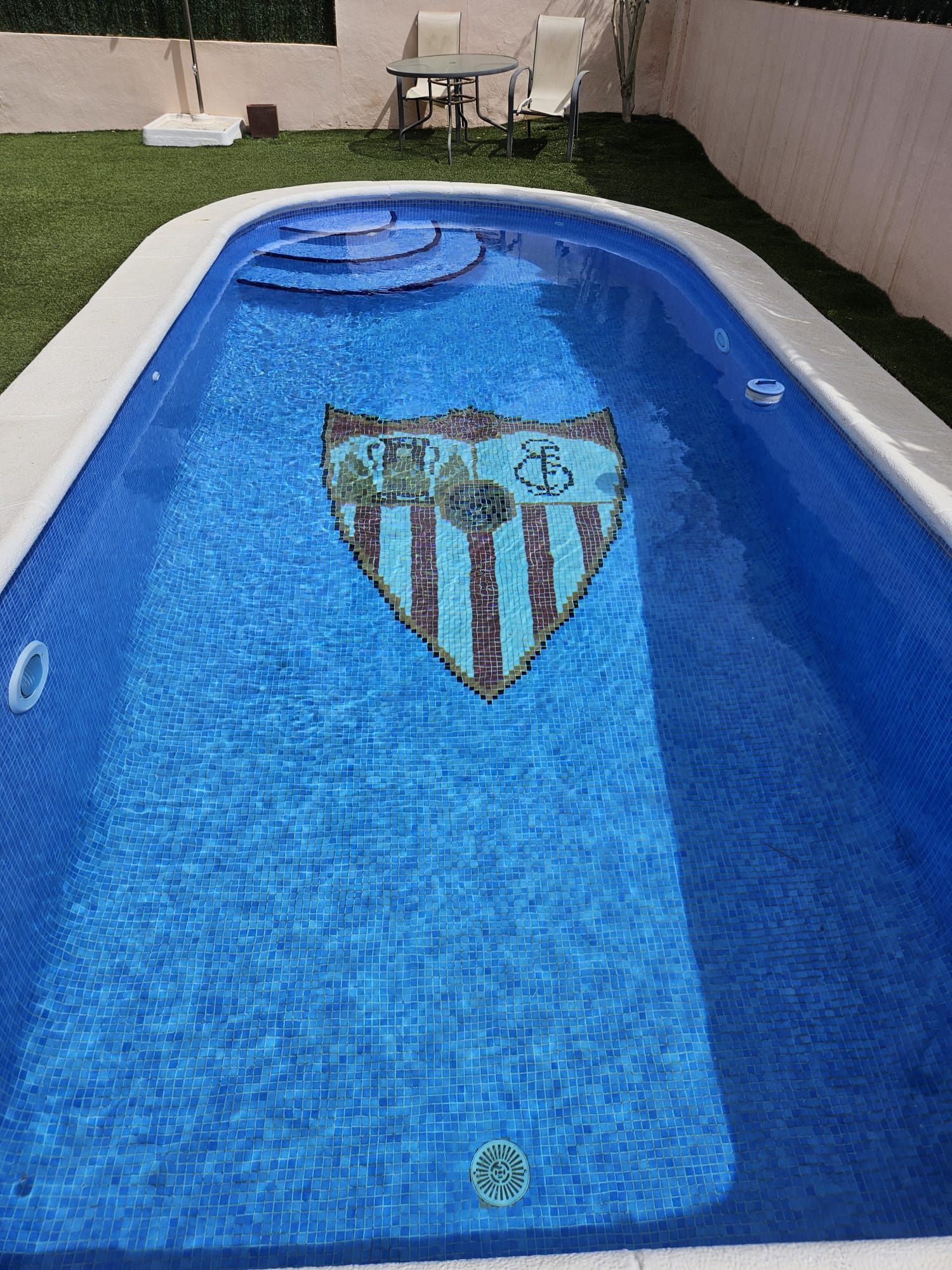 Una gran piscina con un logotipo en el lateral.