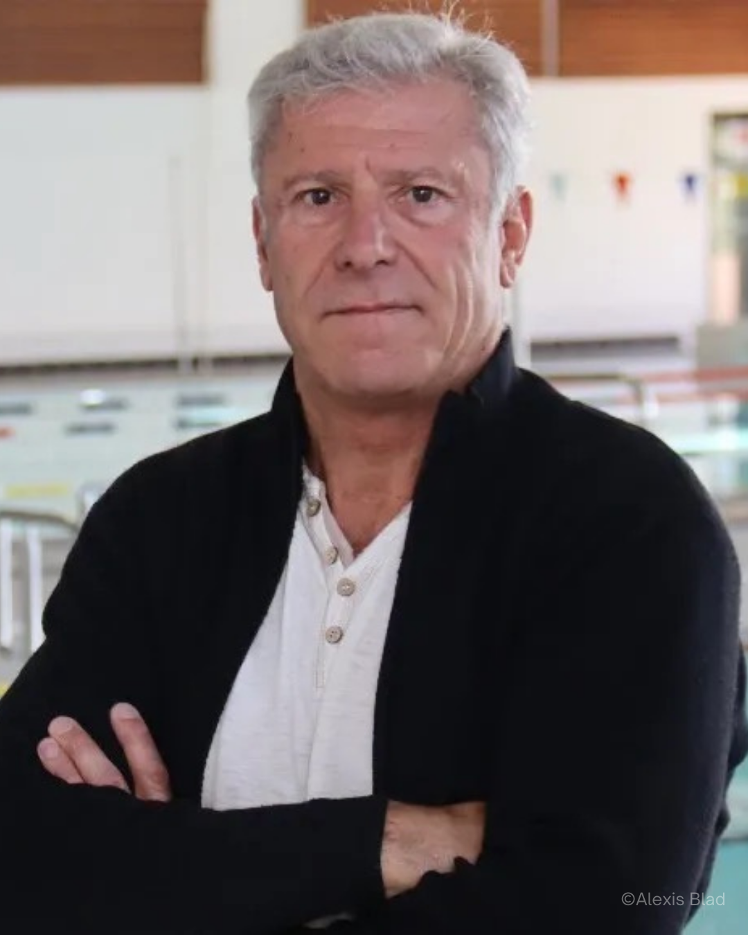 Une personne inspecte des extincteurs.