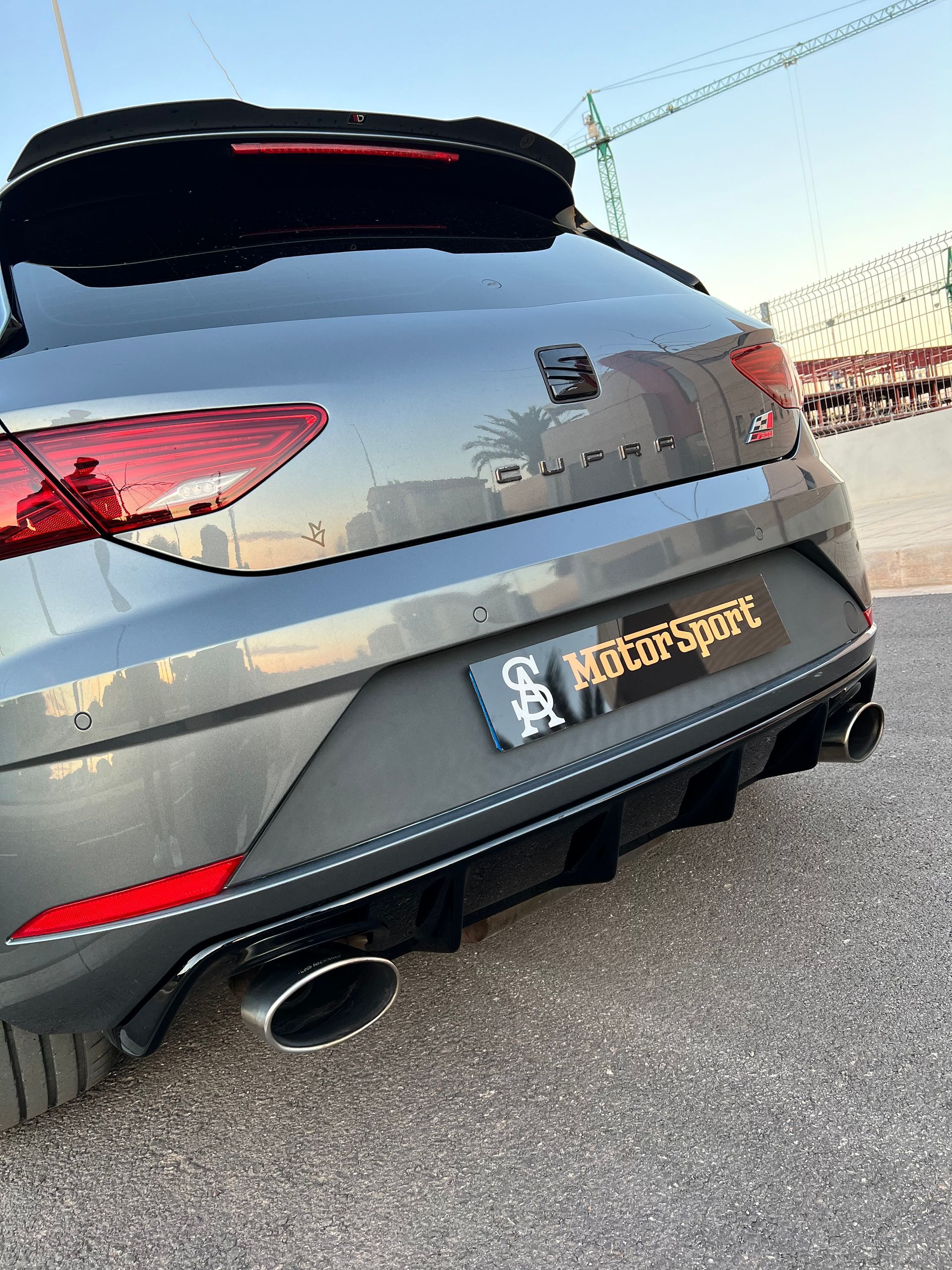 Parte trasera del SEAT Cupra en color gris con doble escape y placa MOTOR SPORT.