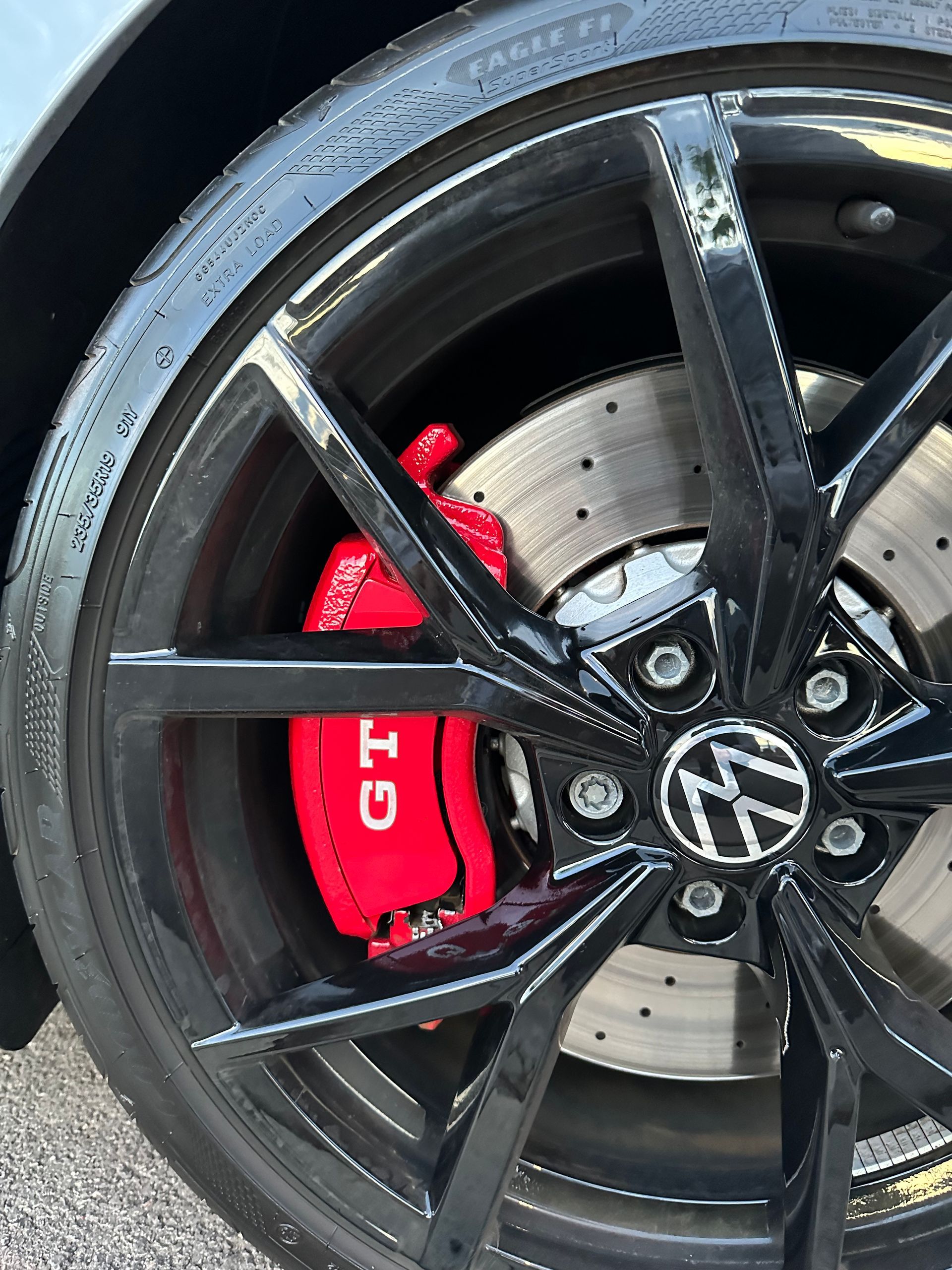 Rueda de coche de color negro con pinza de freno roja