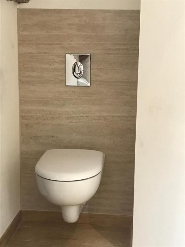 Des toilettes vues de face