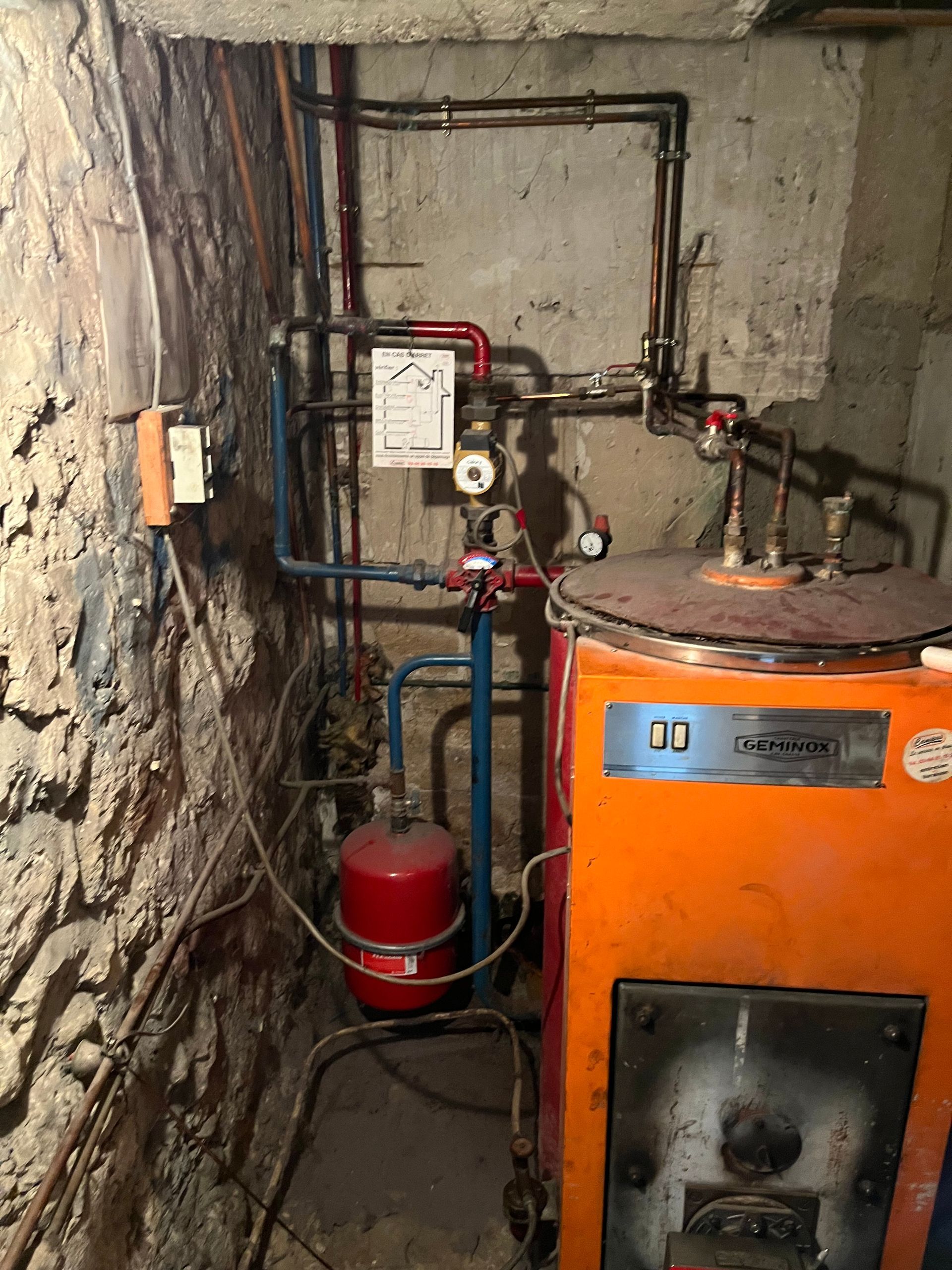 Une chaudière traditionnelle orange