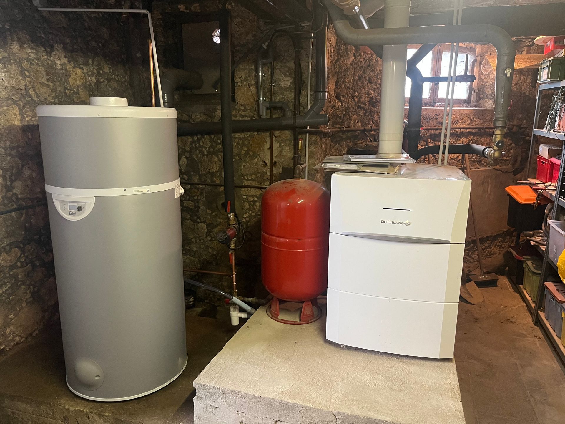 Une chaudière dans un sous-sol