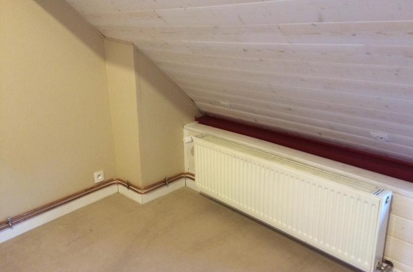 Un radiateur dans une pièce vide