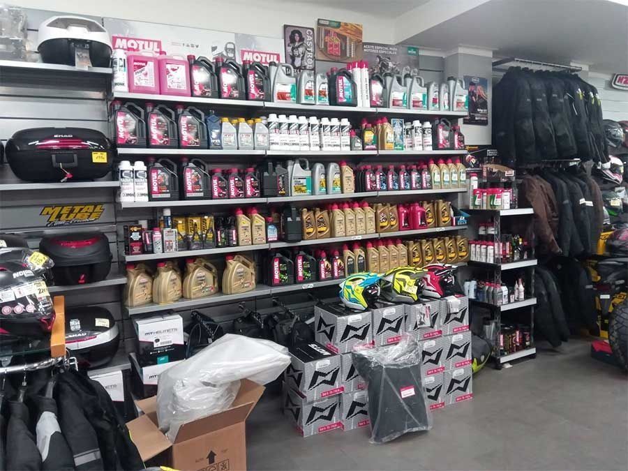 Una tienda llena de muchas piezas y accesorios para motocicletas.