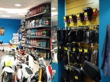 Una motocicleta está estacionada en una tienda de motocicletas