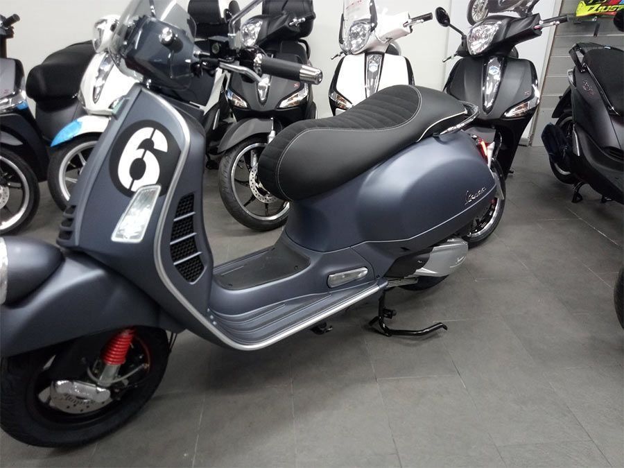 Un scooter con el número 6
