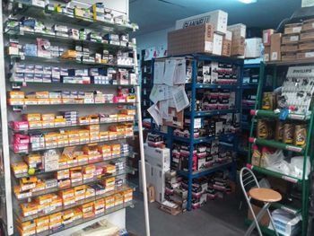 Una tienda llena de muchos estantes y cajas