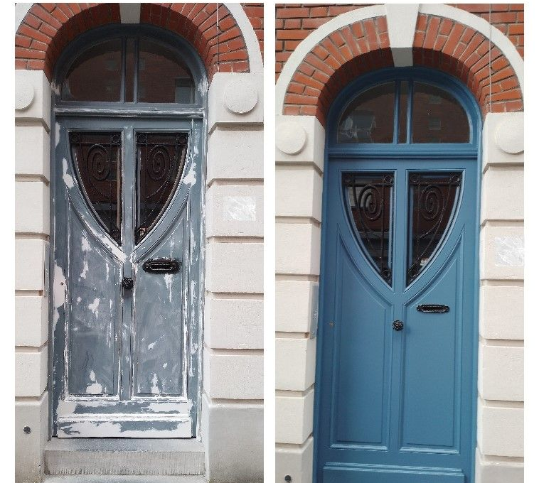 Photos avant et après d'une porte bleue ; le côté gauche montre de la peinture écaillée, le côté droit, fraîchement peint.