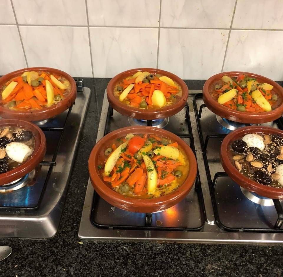 Quatre bols de nourriture cuisent sur une cuisinière
