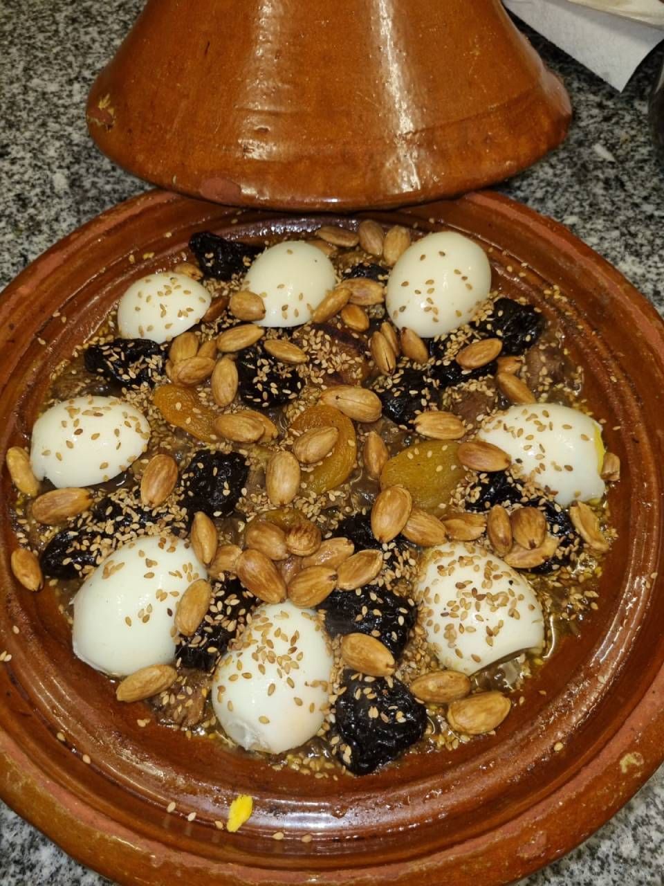 Une assiette de nourriture avec des noix et des œufs dessus
