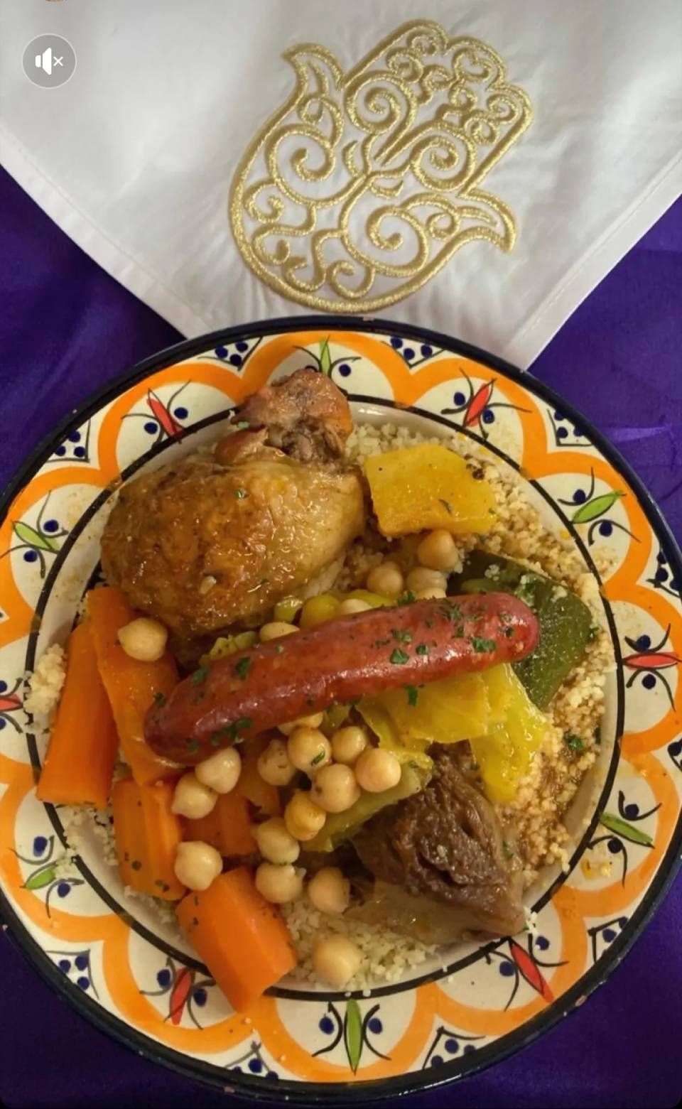 Une assiette de nourriture avec une main de hamsa dessus