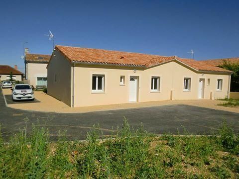 Une maison et une voiture.