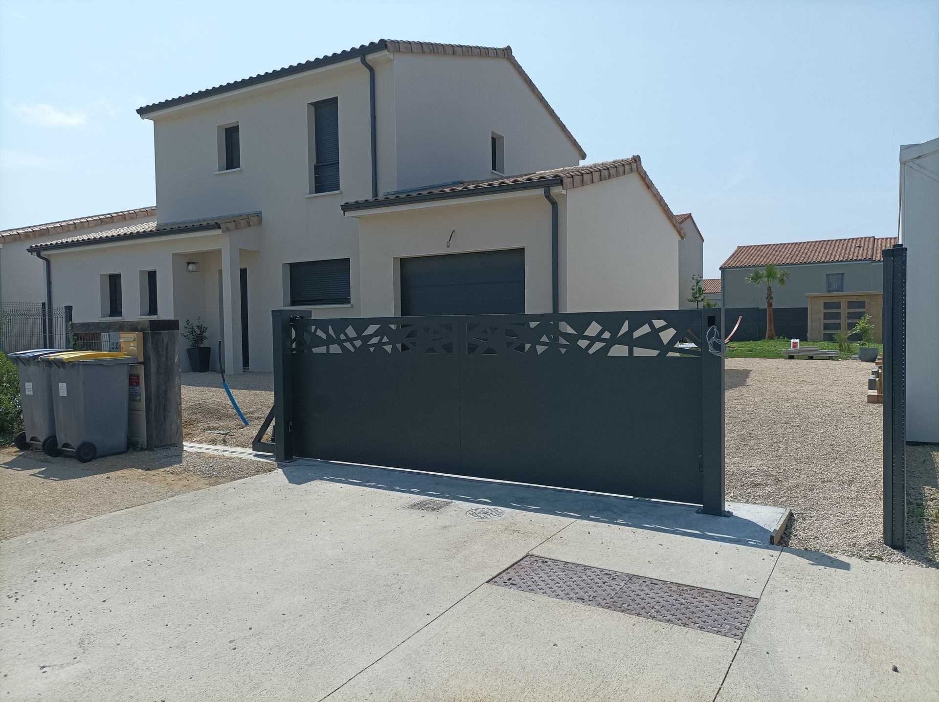 Un portail coulissant.