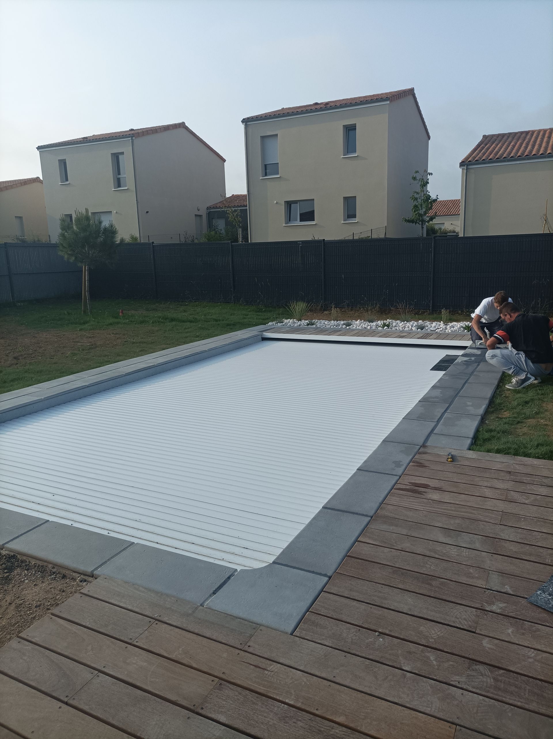 Une piscine dans un jardin.