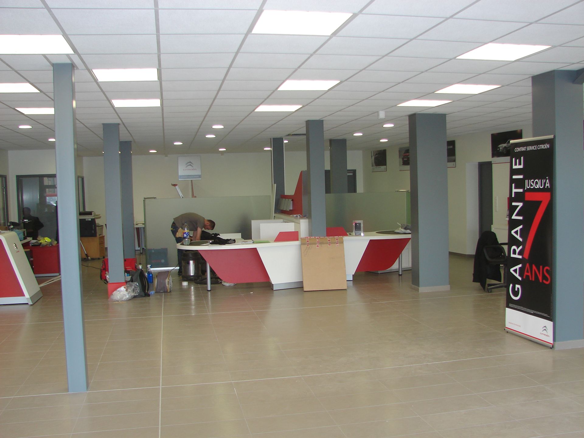 L'intérieur d'un magasin.