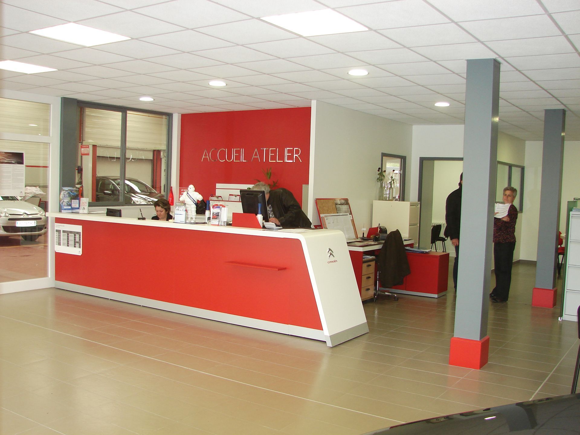 Un comptoir d'accueil d'une entreprise.