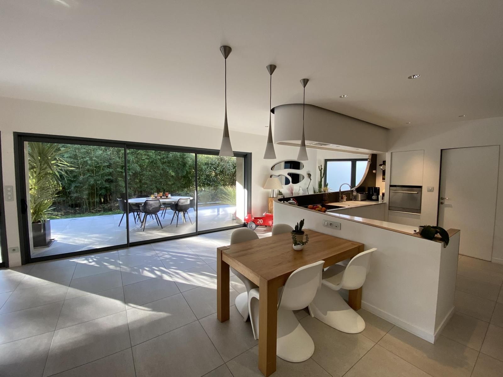 Une salle de bains avec un sèche-serviette.