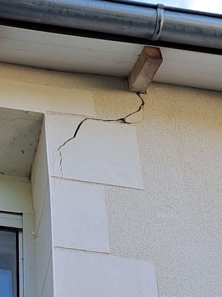 Une fissure dans un mur.