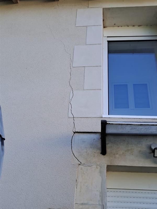 Un mur réparé suite à une fissure.