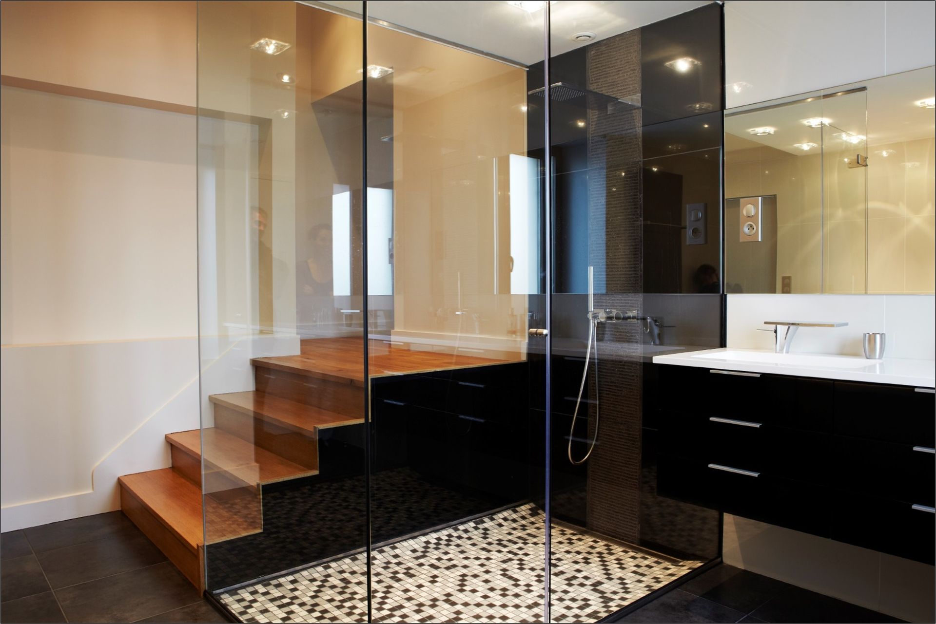 Une salle de bains avec une douche à l'italienne.