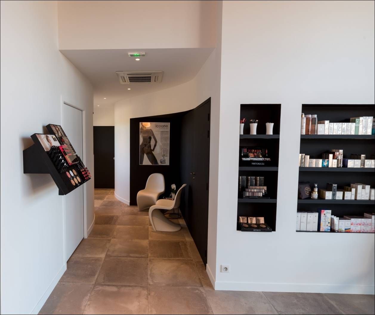 Un salon de coiffure.