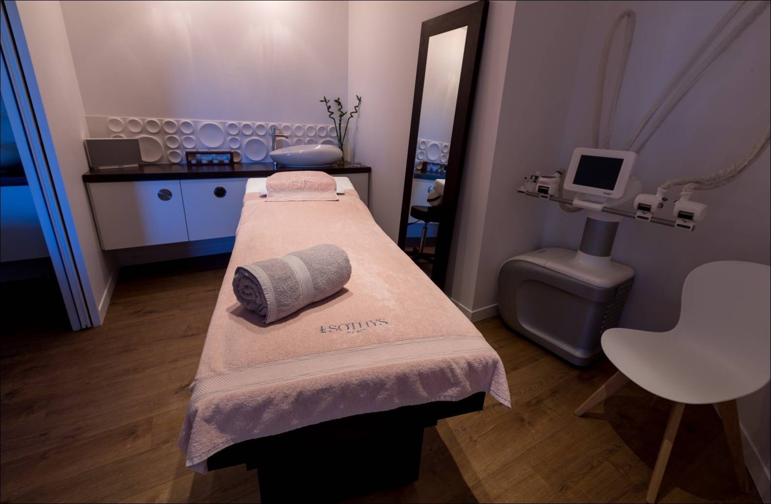 Une table de massage.