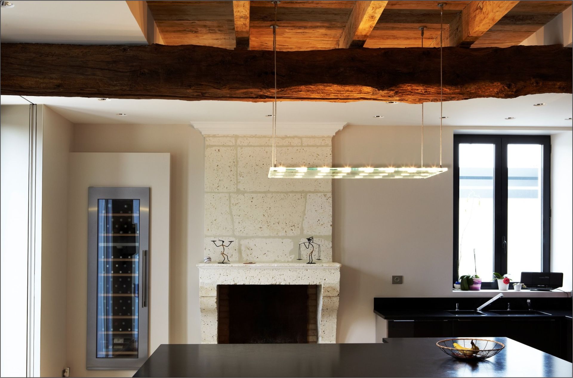 Une cheminée dans un salon.