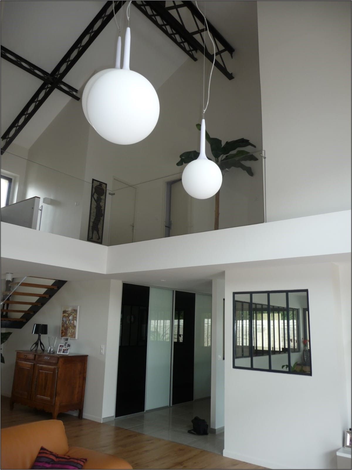 Intérieur d'une maison avec de grandes lampes blanches.
