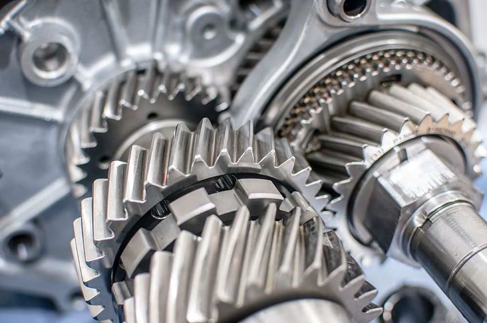 Nahaufnahme von ineinandergreifenden Metallzahnrädern in einer Maschine.