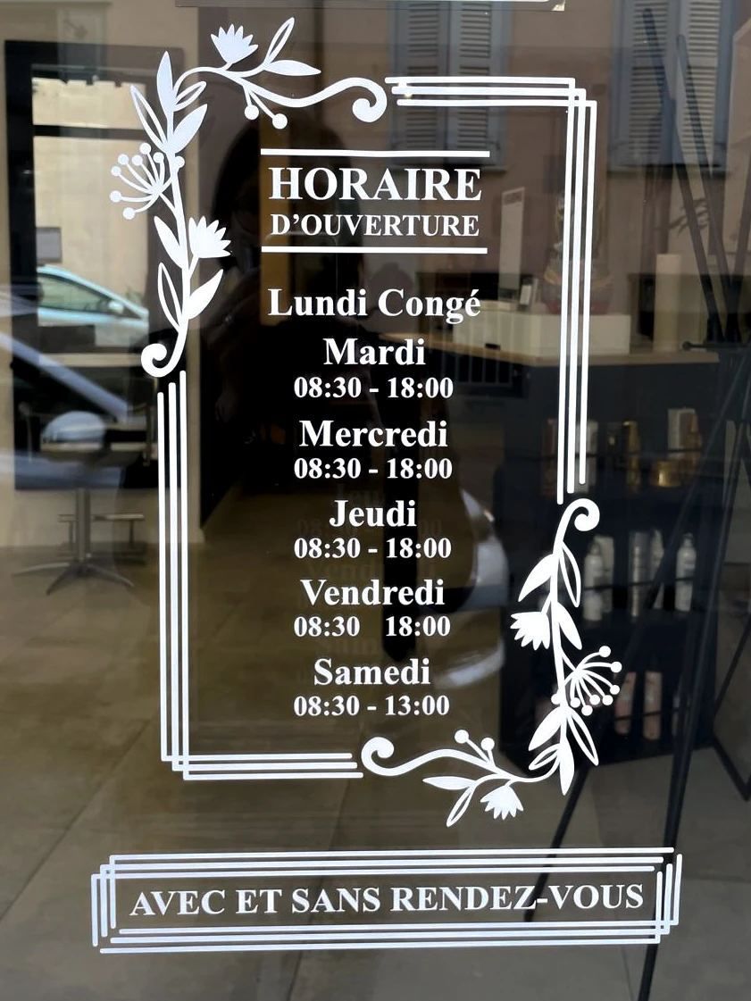 Un panneau indiquant l'horaire d'ouverture