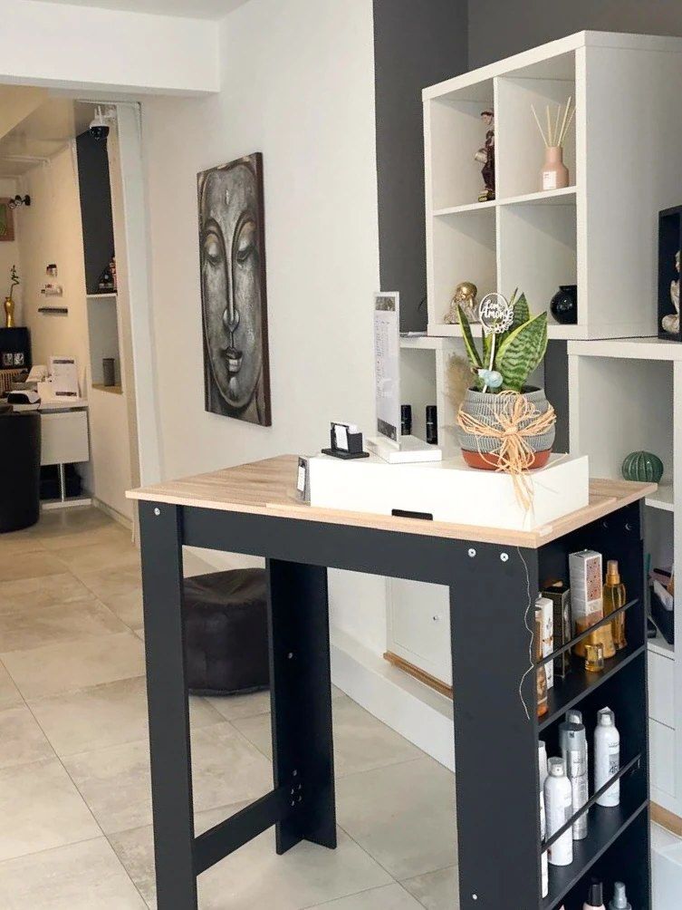 Une table avec une plante dessus dans une pièce