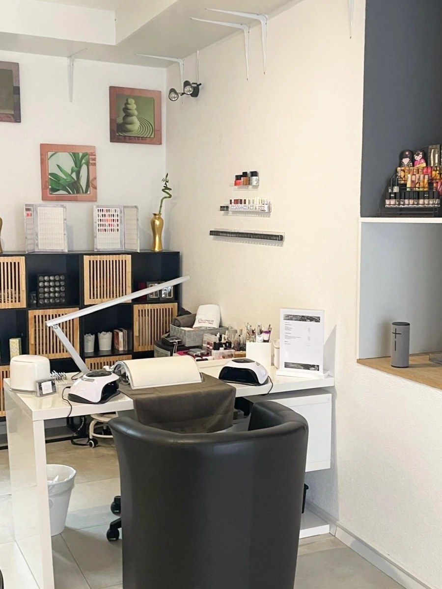 Il y a une chaise au milieu de la pièce.