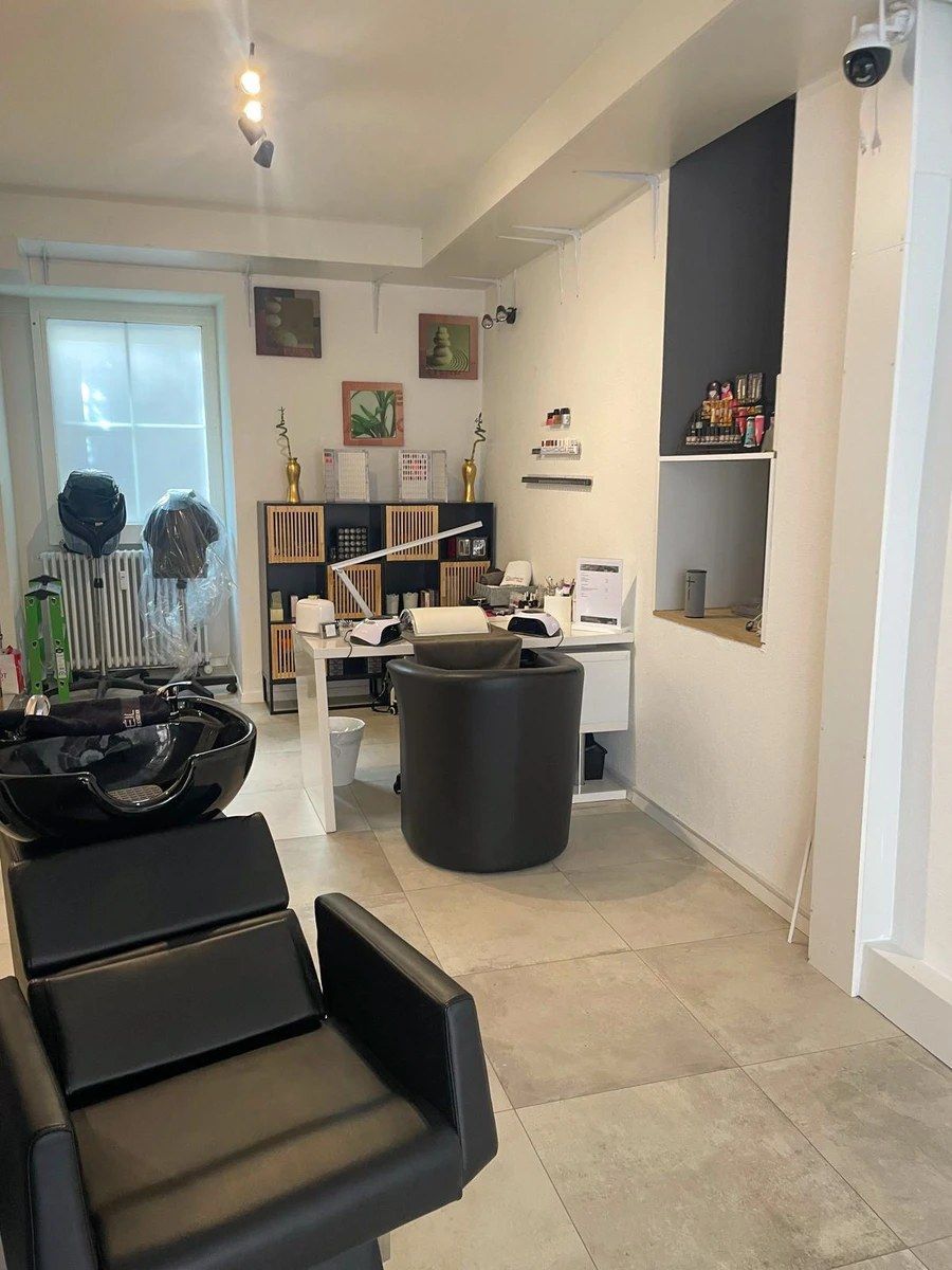 Il y a une chaise au milieu de la pièce dans un salon.