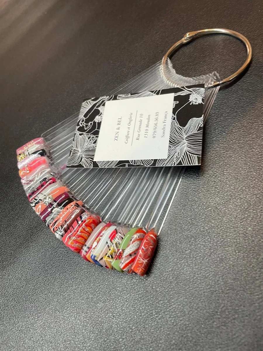 Un tas de clous est posé sur une table à côté d'une carte.