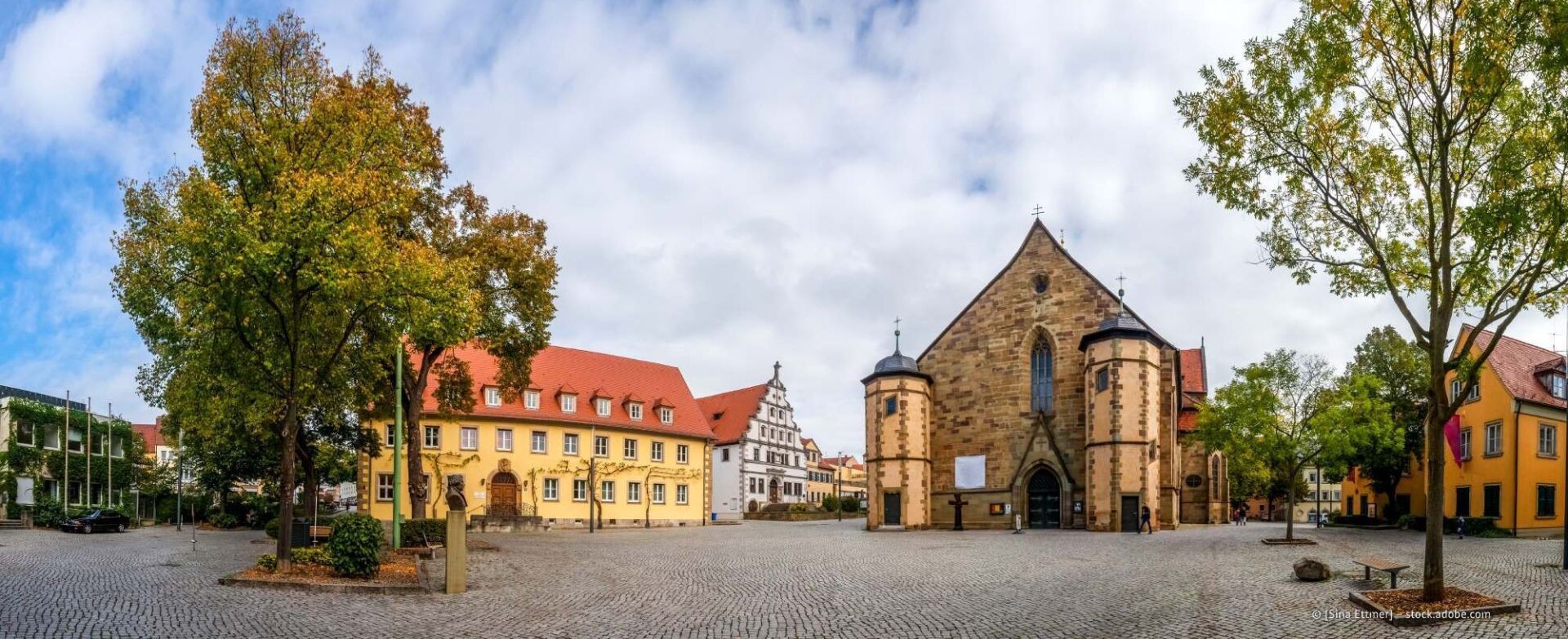 Wanderweg an einem See zwischen Bergen und Wäldern