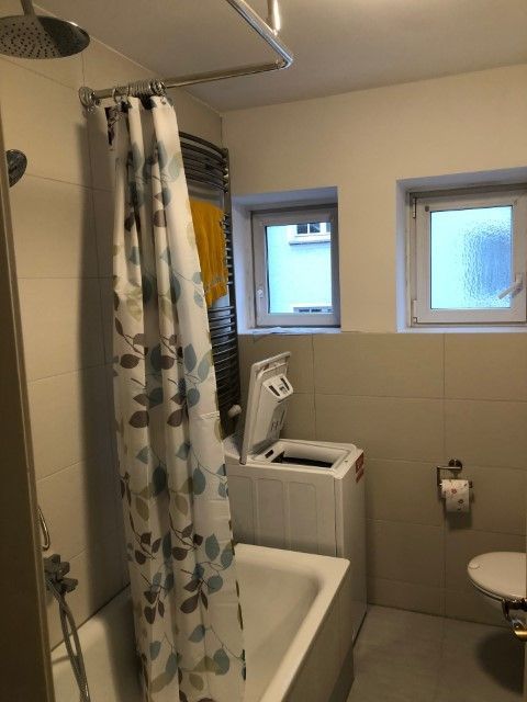 Badewanne und Waschmaschine