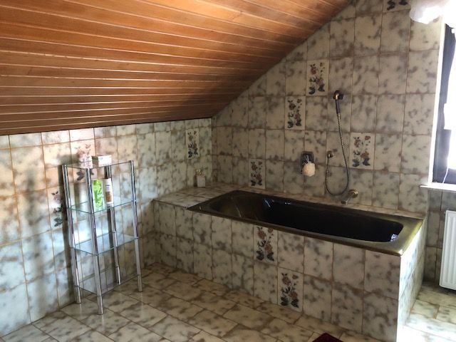 Badewanne unter einem Schrägdach