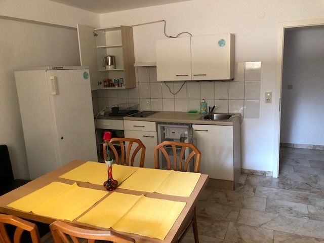 Küche mit Tisch für vier Personen