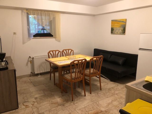 Küchentisch mit gelben Sets