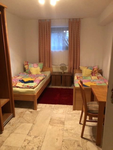 Schlafzimmer mit zwei Betten