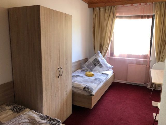 Gästezimmer mit rotem Fußboden