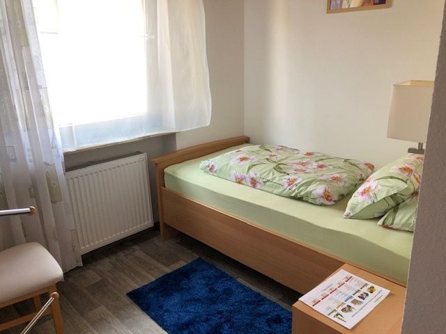 Bett mit grünem Laken