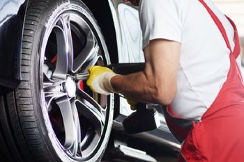 Reifenwechsel an einem Fahrzeug