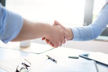 Handschlag in einer Autowerkstatt