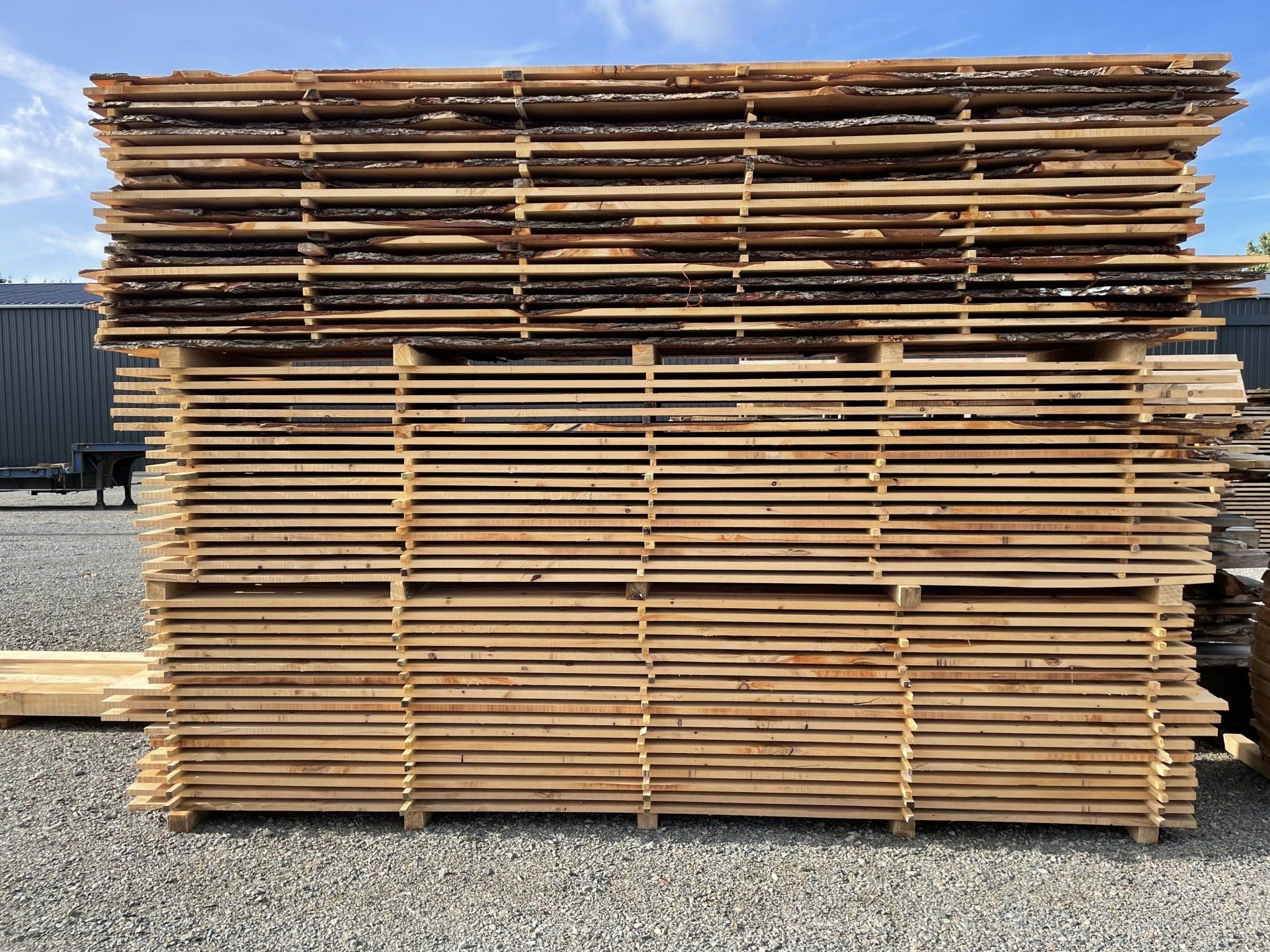 Stockage extérieur du bois