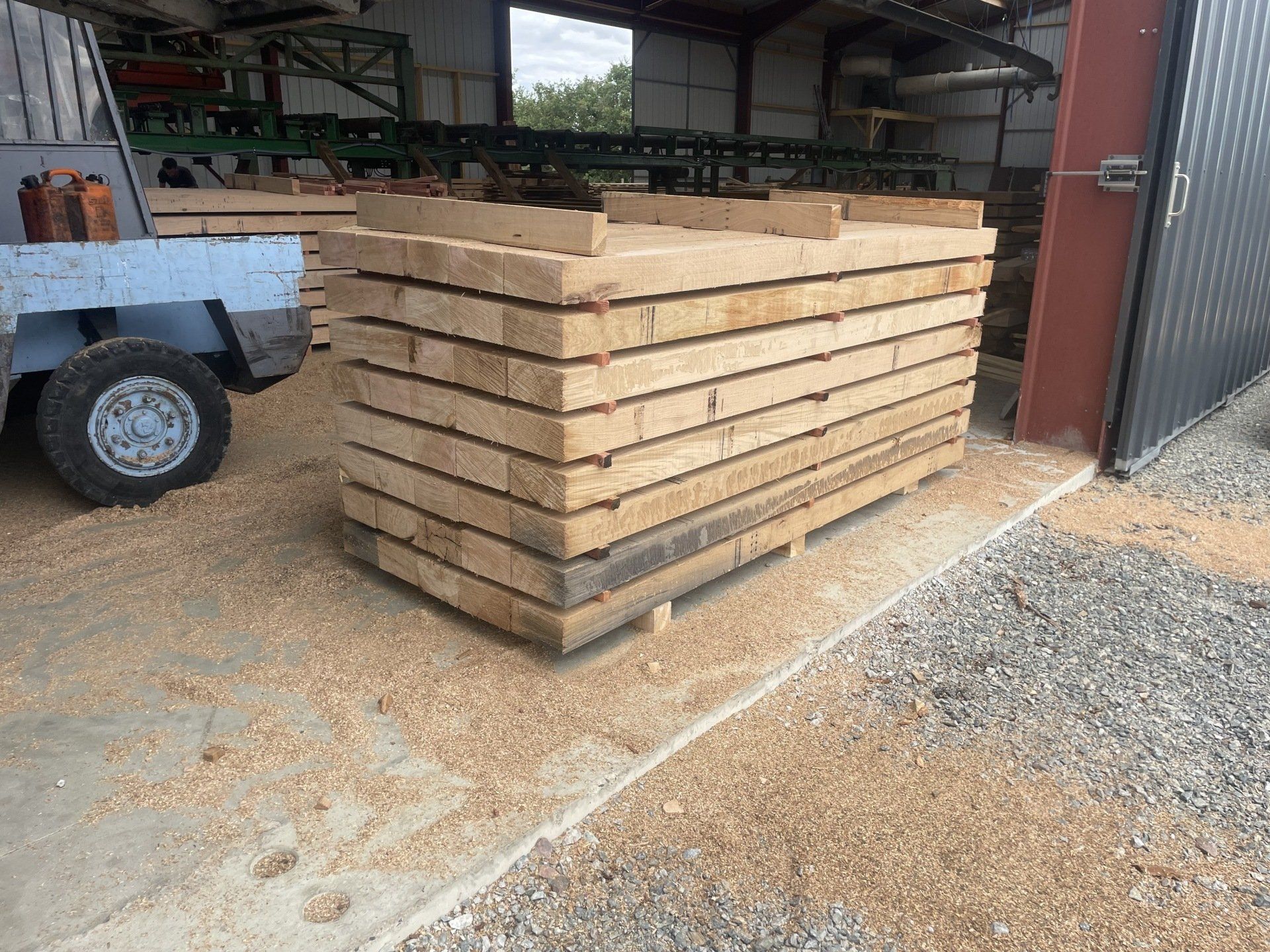 Planches en bois empilées