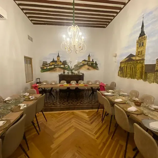 Un comedor con mesas y sillas y un cuadro en la pared.